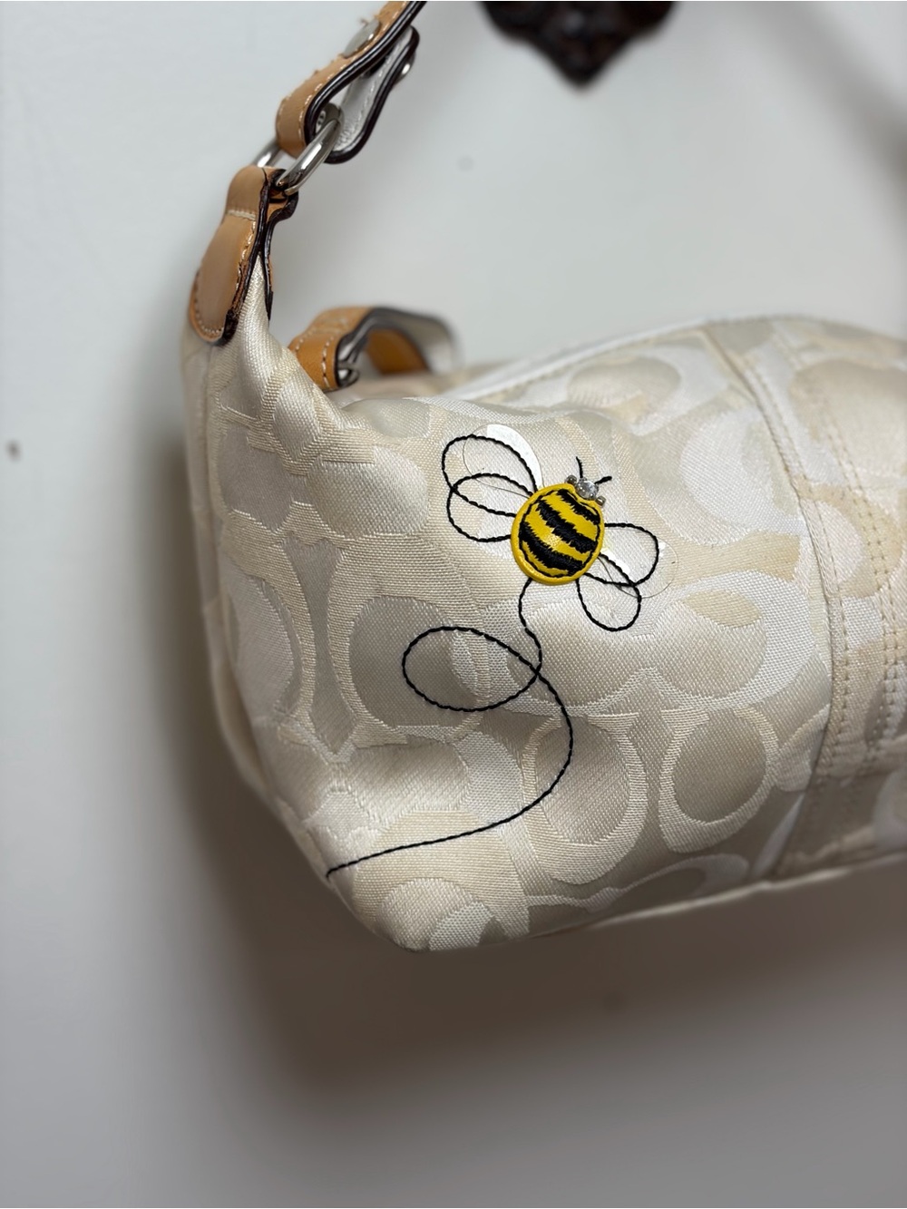 Vintage 2005 Coach Optic Signature Monogram Bumblebee Pouch Cream/ White Silver - Picture 3 of 15